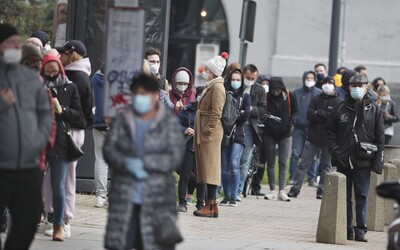 V Česku hlásia napriek sviatku takmer 13-tisíc nových prípadov koronavírusu. Ide o rekord vo voľný deň