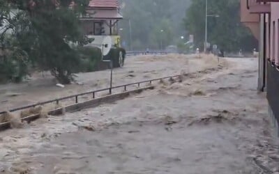 V Česku kvôli povodniam padajú domy. Na mnohých miestach hlásia storočnú vodu