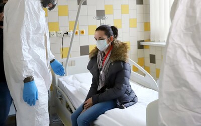 V Česku má koronavirus 2 422 lidí