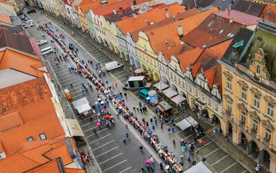 V Česku padl nový rekord. Stovky lidí jedly u obrovského stolu přes skoro celé náměstí