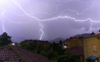 V Česku platí hned několik výstrah. V těchto krajích hrozí silné bouřky, vydatný déšť i povodně