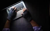 V Česku přibývá kyberzločinů. Podvodníci obětem nabízejí i falešnou práci
