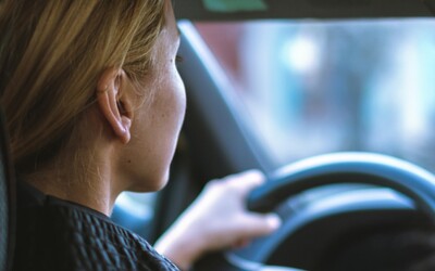 V Česku roste zájem o autoškoly výhradně pro ženy. V tradičních kurzech zažívají i sexuální obtěžování