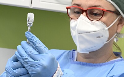 V Česku se k očkování zaregistrovalo přes 100 tisíc důchodců, termín dostalo necelých 9 tisíc