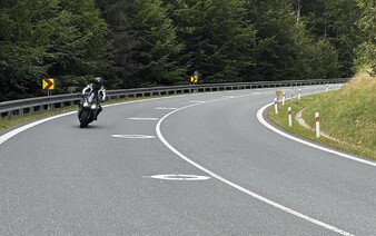 V Česku se testuje nové dopravní značení pro motorkáře. Speciální elipsy mají snížit riziko nehod
