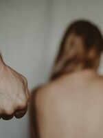 V Česku si nejméně 40 procent lidí myslí, že oběť je spoluzodpovědná za znásilnění