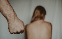 V Česku si nejméně 40 procent lidí myslí, že oběť je spoluzodpovědná za znásilnění