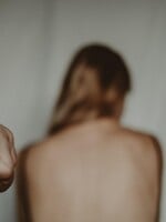 V Česku vyhledává pomoc čím dá více obětí násilí. Častý je stalking i sexualizované násilí