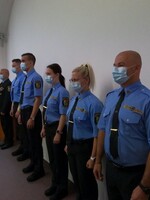 V Plzni zaměstnali trestaného neonacistu jako městského policistu, nyní ho nemohou vyhodit. Sám odejít odmítá