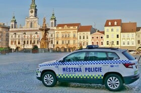 V Český Budějovicích rozdává pokuty kapitán Dezolát. Bizarní kampaň prověřuje policie