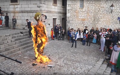 V Chorvatsku podpálili figurínu homosexuálního páru s dítětem. Byla to součást festivalu