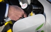 V Chorvatsku a Slovinsku roste cena nafty a benzinu. Dovolená se ti může prodražit