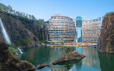 V Číně otevřeli luxusní hotel umístěný v 90metrovém zaplaveném lomu