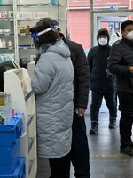 V Číne sa koronavírusom nakazilo 250 miliónov ľudí za prvých 20 dní decembra, tvrdia hrozivé uniknuté dokumenty. Ako je to možné?