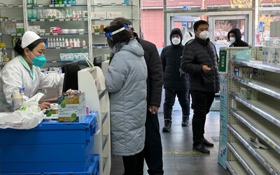 V Číne sa koronavírusom nakazilo 250 miliónov ľudí za prvých 20 dní decembra, tvrdia hrozivé uniknuté dokumenty. Ako je to možné?