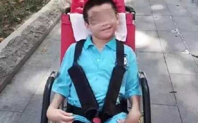 V Číně zemřel 16letý chlapec na vozíku, o kterého se nikdo nepostaral. Jeho otec byl v karanténě kvůli koronaviru