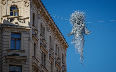 V Dlouhé ulici se vznáší socha, připomíná bolest ukrajinských matek