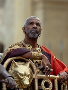 V Gladiatorovi 2 sa Denzel Washington bozkával s mužom. Scénu však vystrihli, tvorcovia na ňu vraj neboli pripravení