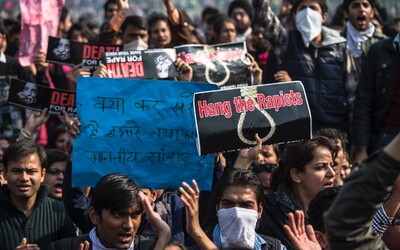 V Indii protestují kvůli propuštění 11 mužů, kteří se dopustili hromadného znásilnění