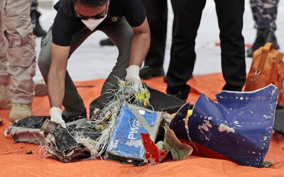 V Indonésii havaroval dopravní Boeing 737, na palubě bylo 62 lidí. Našly se kusy letadla i lidských ostatků