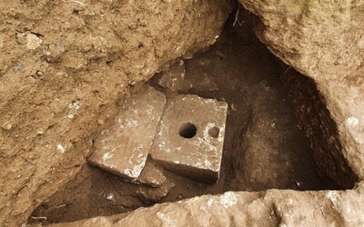 V Izraeli objavili luxusný záchod z mramoru, ktorý má takmer 3 000 rokov. Sedával na ňom niekto bohatý