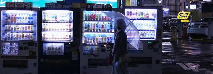 V Japonsku mají první automat na letenky naslepo. Zaplať 1 000 korun a nech se překvapit, kam poletíš