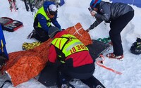 V Jasnej dnes 19-ročný lyžiar spadol tak tvrdo, že si poranil vnútorné orgány, rebrá aj hlavu. Vždy noste prilbu, varuje HZS