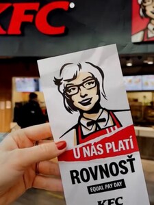 V KFC dnes nájdeš nové logo. Obľúbený fast food poukazuje na platovú diskrimináciu žien