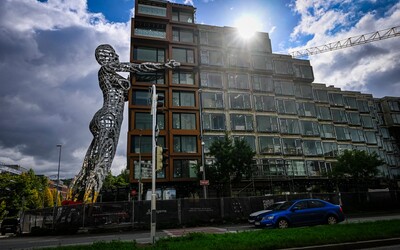 V Karlíně byla nainstalována socha Davida Černého, má 24 metrů