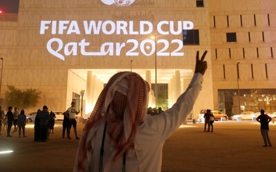 V Kataru začíná mistrovství světa ve fotbale. Při výstavbě areálu zemřely tisíce imigrantů, fanoušci vyzývají k bojkotu