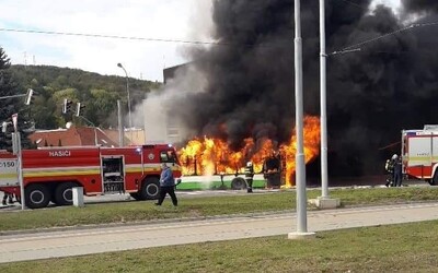 V Košiciach horel autobus. Mohutný čierny dym sa z vozidla MHD valil pri Botanickej záhrade