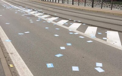 V Košiciach sa na uliciach povaľovali stovky nevyplnených certifikátov na Covid-19 z plošného testovania