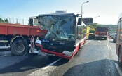 V Krči se srazil autobus s nákladním autem, nehoda si vyžádala lehce zraněné