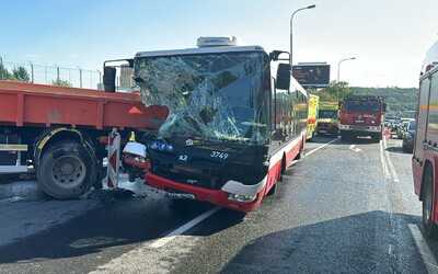 V Krči se srazil autobus s nákladním autem, nehoda si vyžádala lehce zraněné