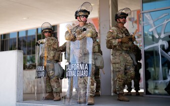 V Los Angeles platí nočný zákaz vychádzania. Trump označil demonštrantov za zvieratá a hovorí o zahraničnom nepriateľovi