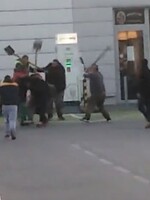 Na Slovensku se muži mlátili lopatami a krumpáči. Záznam zobrazuje hromadný útok agresorů
