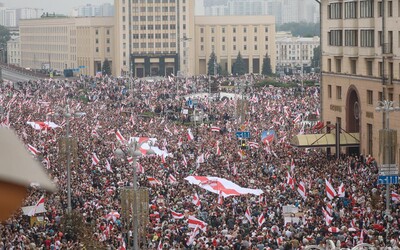 V Minsku protestuje odhadom viac ako 200-tisíc Bielorusov. Lukašenko uviedol armádu do bojovej pohotovosti
