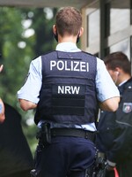V Německu našli v bytě 5 mrtvých dětí, podezřelá matka následně skočila pod vlak