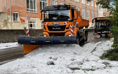 V Nemecku vyrazili do ulíc snežné pluhy. To, čo odhŕňajú, nie je sneh
