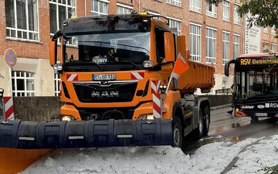 V Německu vyrazily do ulic sněžné pluhy. To, co odhrnují, není sníh
