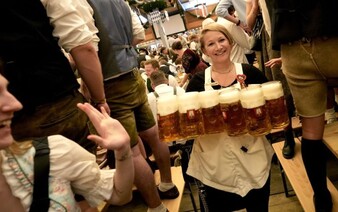 V Německu začal tradiční Oktoberfest. Za jeden tuplák zaplatíš až 370 korun