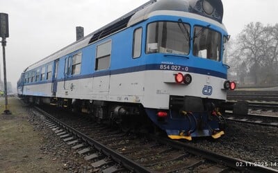 V Neratovicích vykolejil osobní vlak. Škoda jde do stovek tisíc korun