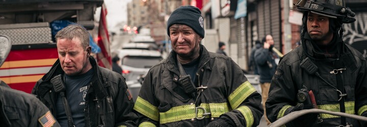 V New Yorku hořel panelový dům, zemřelo 19 lidí včetně 9 dětí