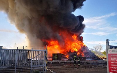 V Ostravě-Vítkovicích hoří vrakoviště. Na místě zasahuje 35 jednotek hasičů a dva vrtulníky
