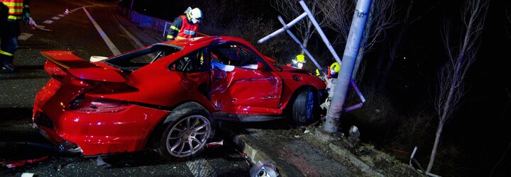 V Ostravě nabouralo luxusní Porsche GT2, hasiči museli vyprostit spolujezdce