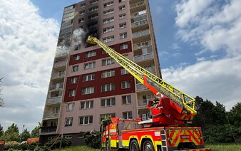 V Ostravě po výbuchu hořel panelový dům. Zranění utrpěly desítky lidí, zemřel pes (Aktualizováno)