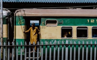 V Pákistánu se srazily dva vlaky. Při nehodě zemřelo nejméně 38 cestujících
