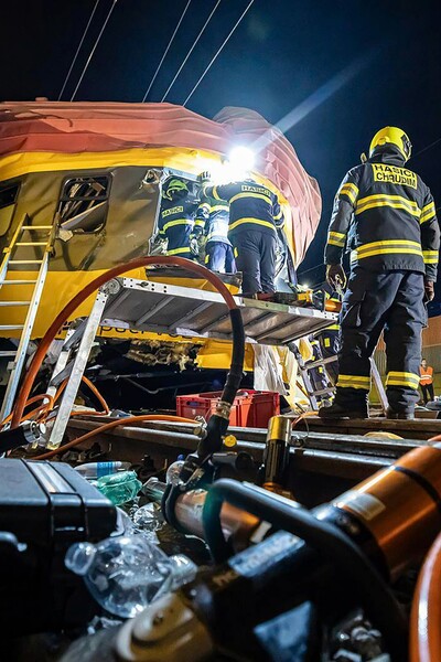 V Pardubicích se srazil expresní a nákladní vlak. Při nehodě zemřeli čtyři lidé (Aktualizováno)