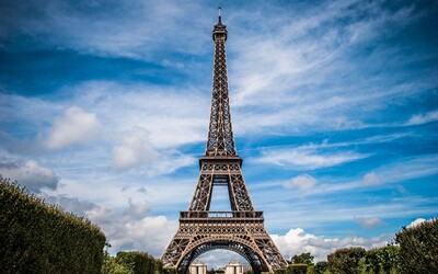 V Paříži evakuovali Eiffelovu věž. Vyhrožovali, že v ní umístili bombu 