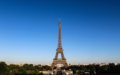 V Paríži museli evakuovať Eiffelovu vežu, liezol po nej neznámy muž